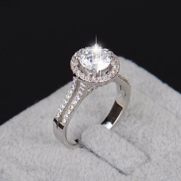 ⬇️ PRICE DROP The Ultimate Engagement Ring - Picture 2 of 5